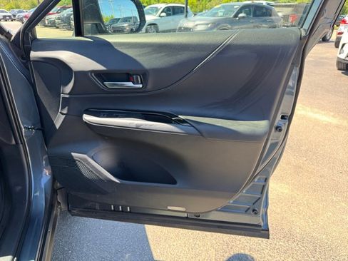 Used 2022 Toyota Venza LE AWD/4WD image 27