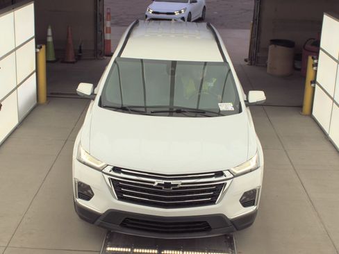 Used 2022 Chevrolet Traverse LT image 2