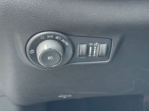 Used 2025 Jeep Compass Trailhawk image 33