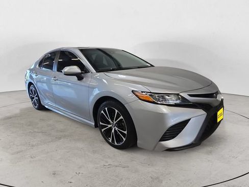 Used 2020 Toyota Camry SE FWD image 3