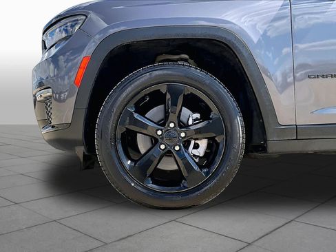 Used 2022 Jeep Grand Cherokee L Limited w/ Black Appearance Package AWD/4WD image 11