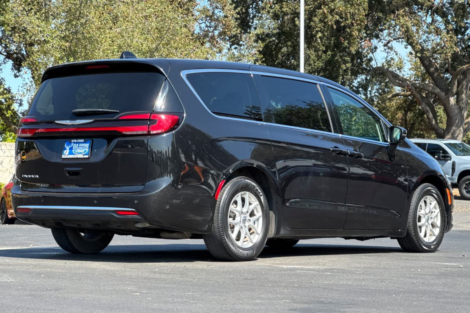 Used 2023 Chrysler Pacifica Touring-L FWD image 2
