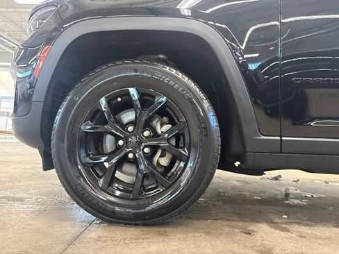 Used 2024 Jeep Grand Cherokee Altitude RWD image 23