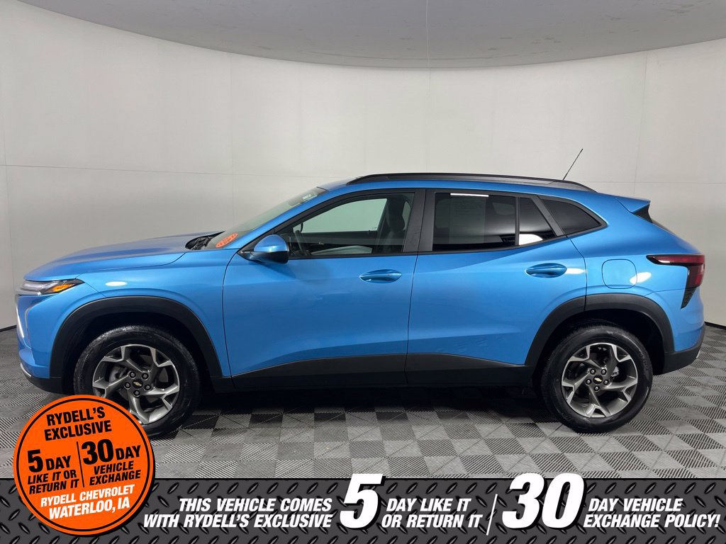 Used 2025 Chevrolet Trax LT w/ Sunroof Package FWD image 12