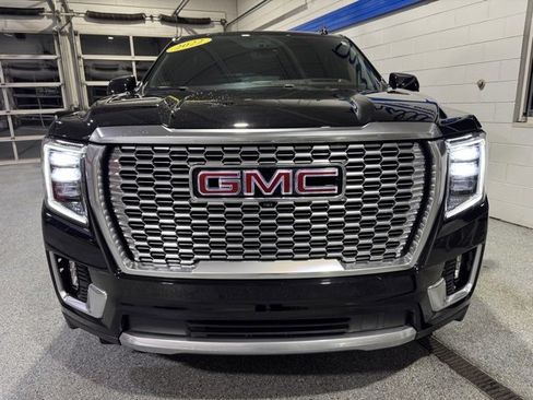 Used 2022 GMC Yukon Denali w/ Denali Premium Package image 3
