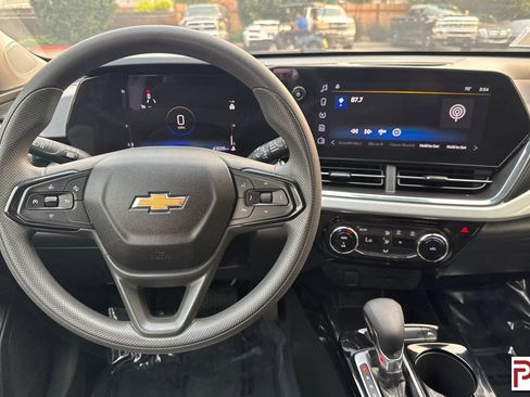 Certified 2025 Chevrolet Trax LT FWD image 15