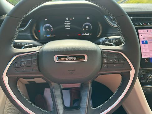 New 2025 Jeep Grand Cherokee Limited w/ Black Appearance Package image 12