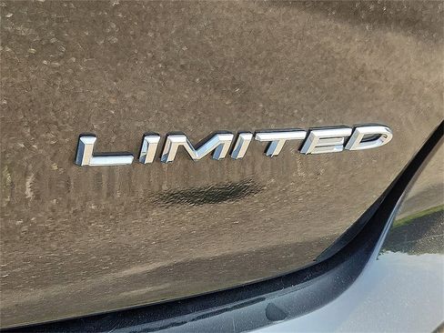 Used 2023 Chrysler Pacifica Limited image 30