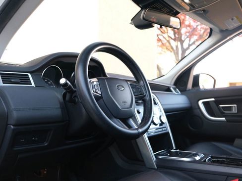 Used 2019 Land Rover Discovery Sport SE image 16