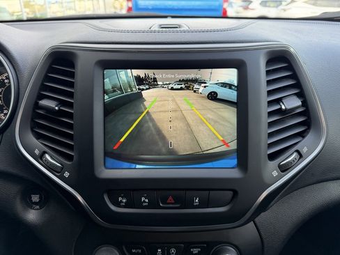 Used 2023 Jeep Cherokee Altitude Lux w/ Mopar Interior Package image 21