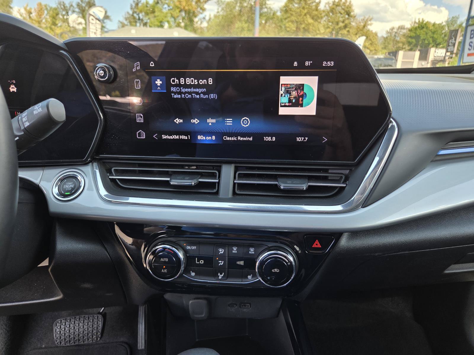 Used 2025 Chevrolet Trax LT w/ LT Convenience Package FWD image 25