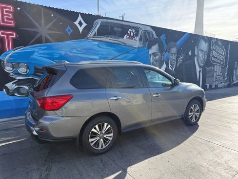 Used 2020 Nissan Pathfinder SV image 3