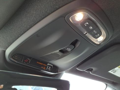 Used 2022 Volvo XC40 T5 R-Design w/ Climate Package image 16