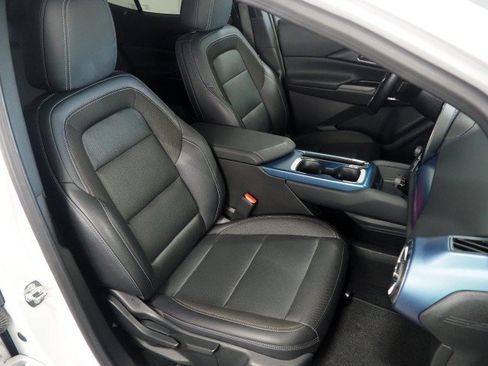 Used 2024 Chevrolet Equinox EV FWD LT w/ 2LT image 2