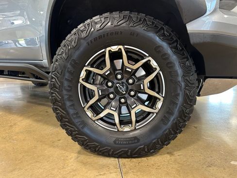 Used 2024 Chevrolet Colorado ZR2 w/ Technology Package AWD/4WD image 10