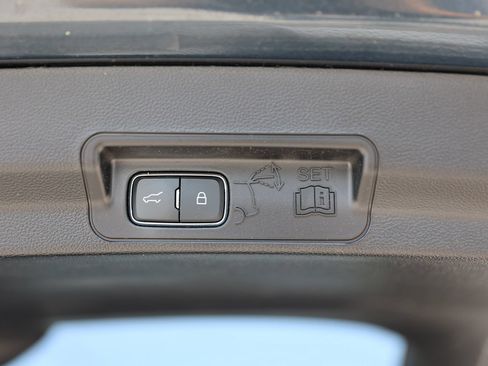 Used 2022 Ford Explorer XLT AWD/4WD image 16