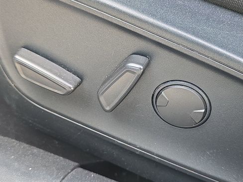 Used 2020 Ford Escape SE image 12