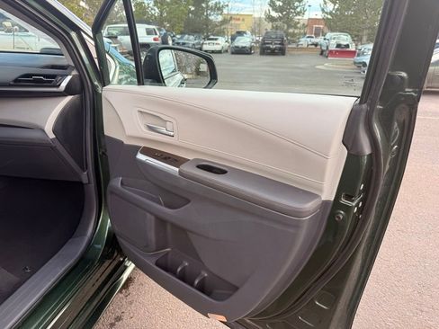 Used 2024 Toyota Sienna XLE image 7