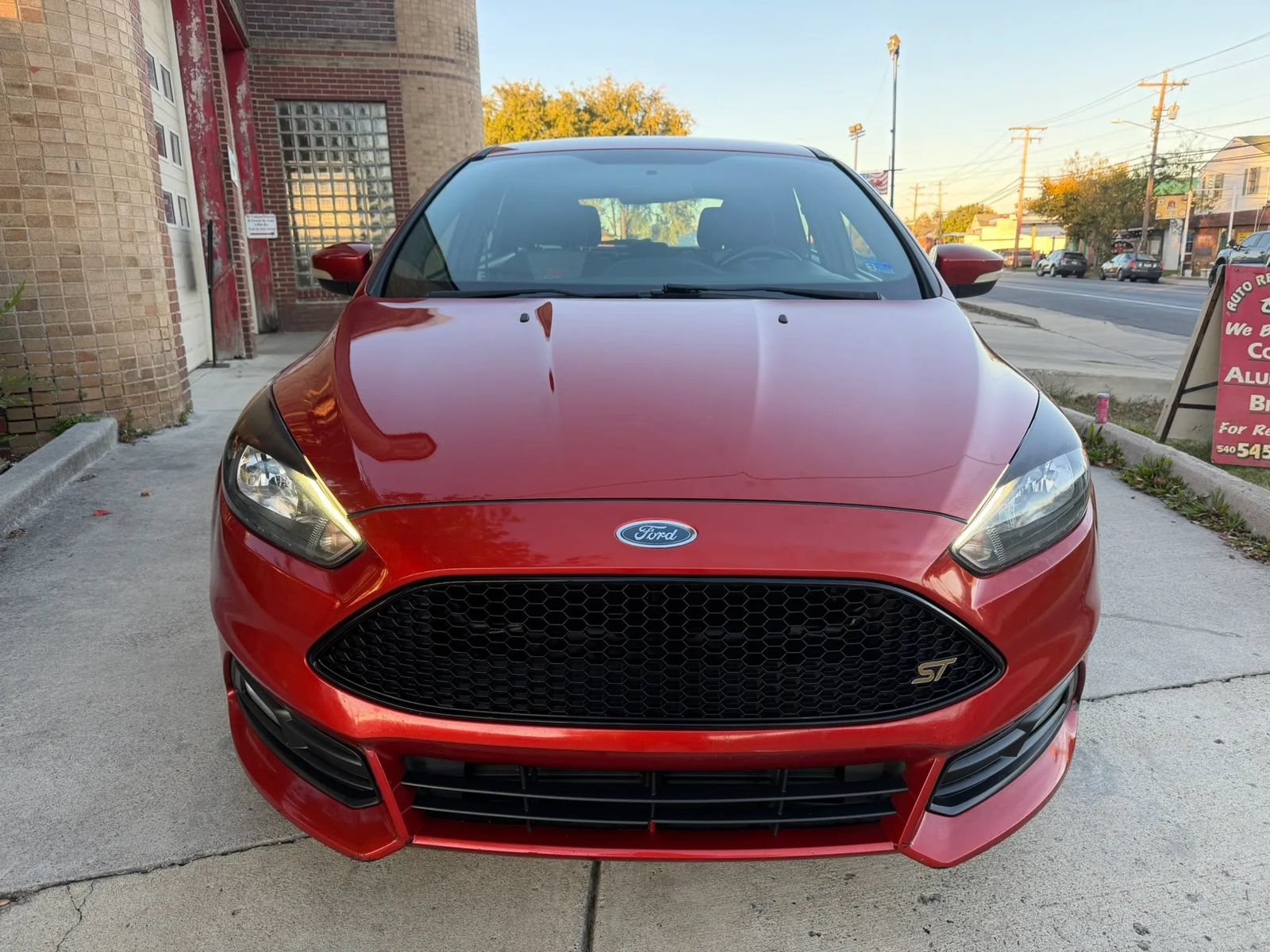 Used 2018 Ford Focus ST FWD image 3