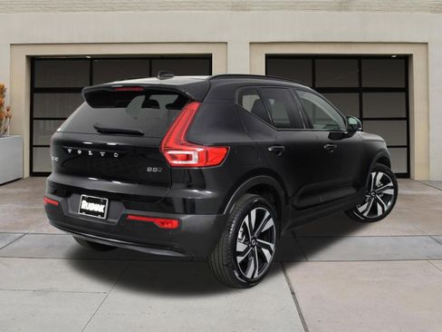 Used 2025 Volvo XC40 B5 Plus AWD/4WD image 4