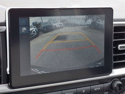 Certified 2025 Hyundai Venue SEL FWD image 17