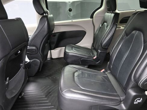 Used 2022 Chrysler Pacifica Touring-L FWD image 11