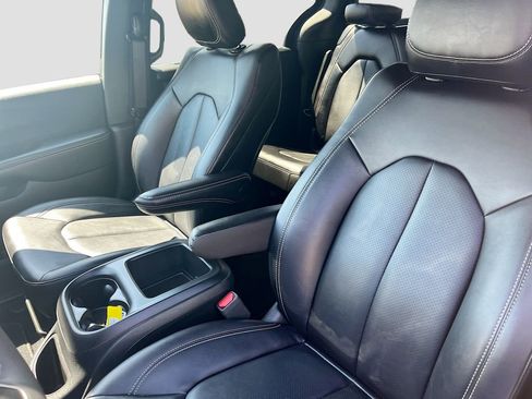 Used 2025 Chrysler Pacifica Select FWD image 20