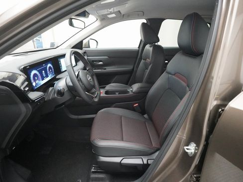 Certified 2025 Nissan Kicks SR image 6