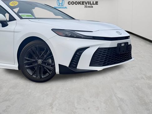 Used 2025 Toyota Camry SE FWD image 3