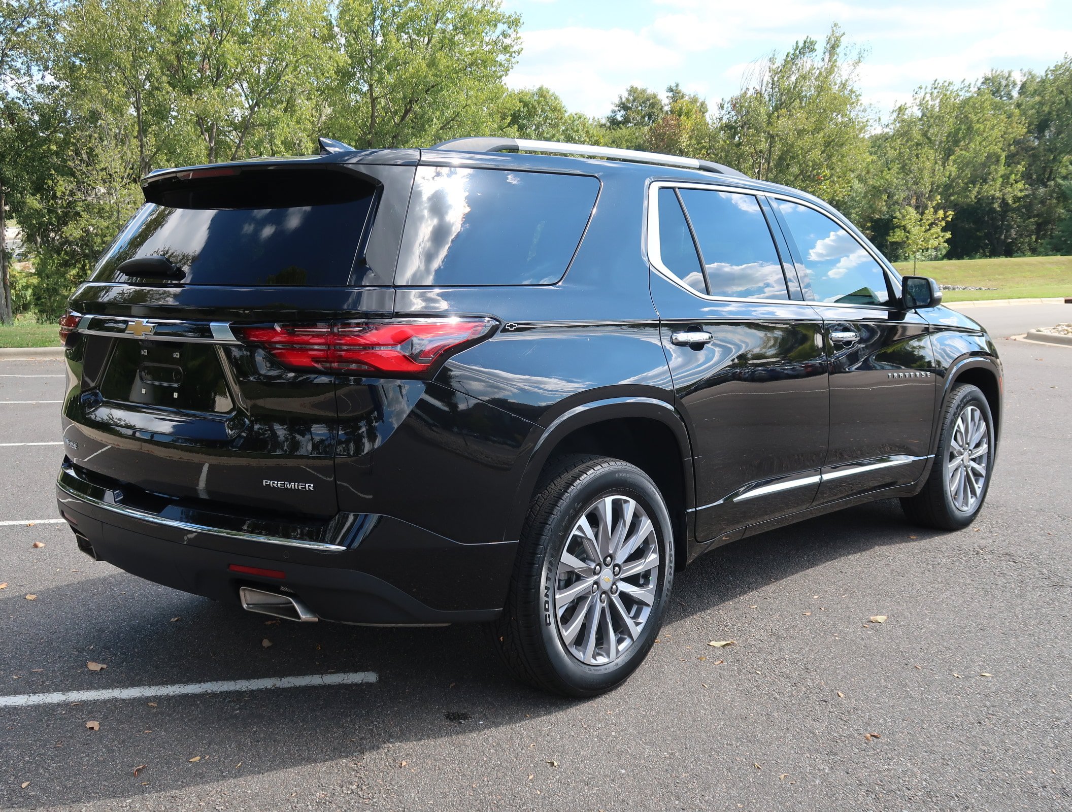 Used 2023 Chevrolet Traverse Premier w/ LPO, Cargo Package FWD image 8