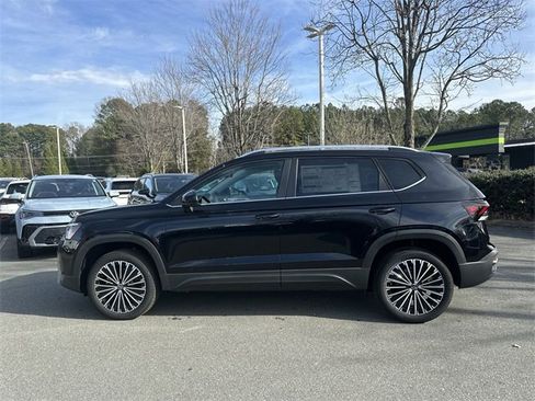 New 2026 Volkswagen Taos SE image 2