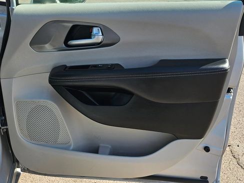 Used 2023 Chrysler Pacifica Touring-L FWD image 19