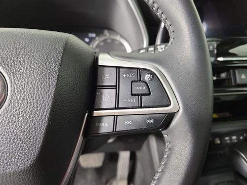 Used 2025 Toyota Highlander XLE AWD/4WD image 24