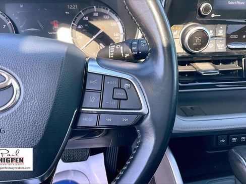 Used 2020 Toyota Highlander XLE image 18