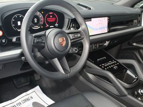 Certified 2025 Porsche Cayenne image 4