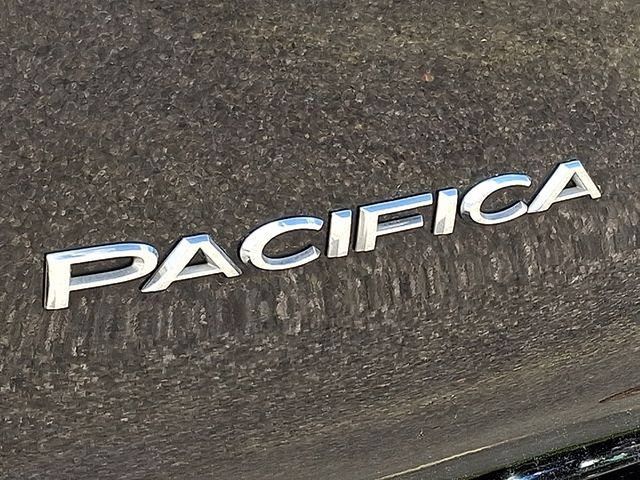 Used 2024 Chrysler Pacifica Touring-L FWD image 30