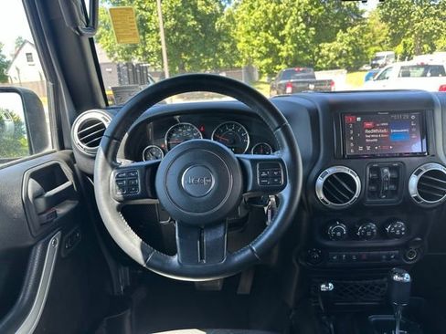 Used 2017 Jeep Wrangler Unlimited Rubicon w/ Connectivity Group AWD/4WD image 13