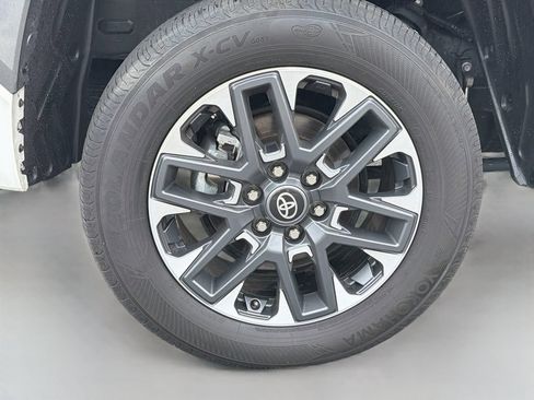 Used 2025 Toyota Tundra Limited AWD/4WD image 10