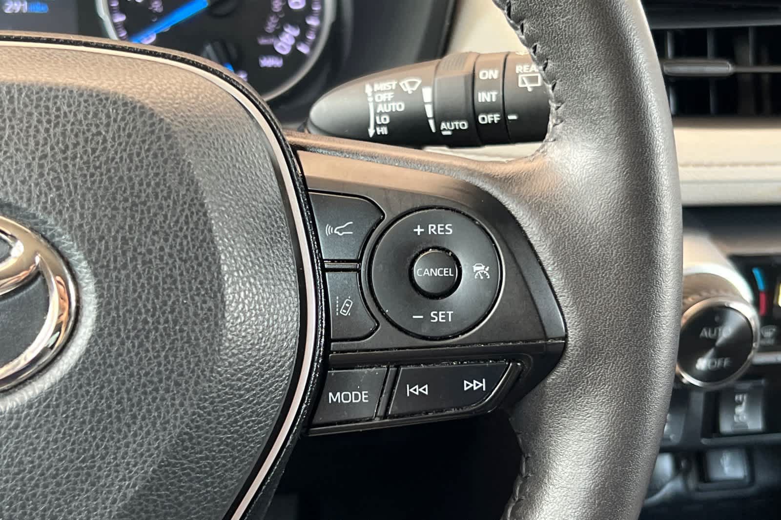 Used 2022 Toyota RAV4 XLE w/ XLE Grade Weather Package AWD/4WD image 27