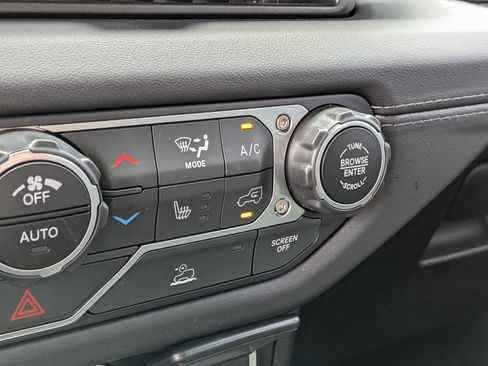Used 2025 Jeep Gladiator Mojave w/ Convenience Group AWD/4WD image 32