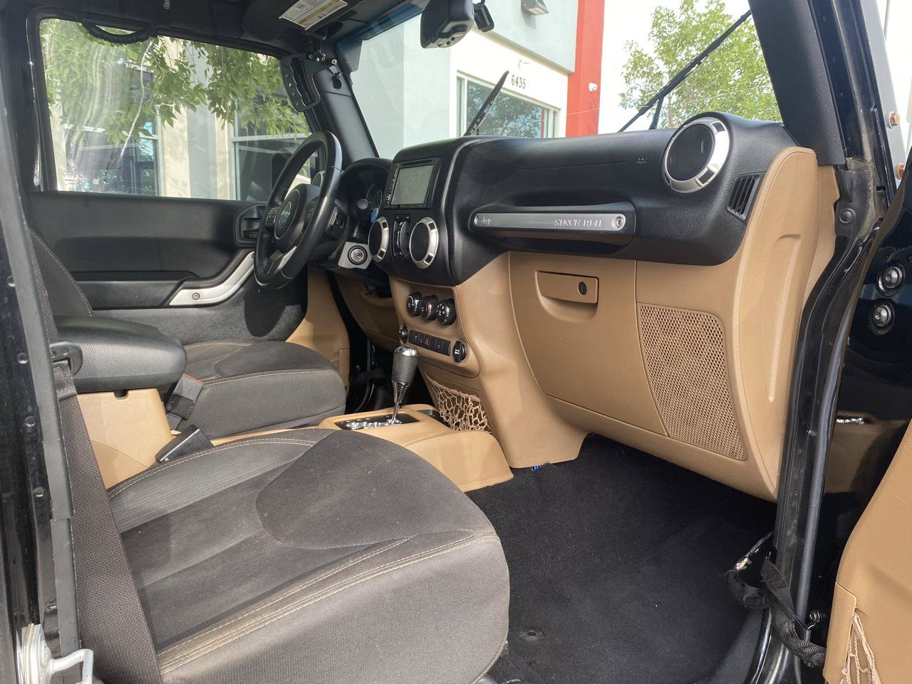 Used 2017 Jeep Wrangler Unlimited Sahara w/ Connectivity Group AWD/4WD image 18