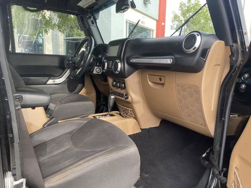 Used 2017 Jeep Wrangler Unlimited Sahara w/ Connectivity Group AWD/4WD image 18