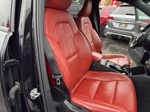 Used 2019 Volvo XC40 T5 Momentum image 16