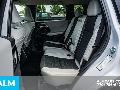 Used 2025 Mitsubishi Outlander SE FWD image 23