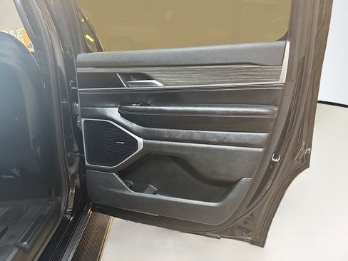 Used 2022 Jeep Wagoneer Series II image 32