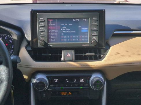 Used 2022 Toyota RAV4 LE image 17