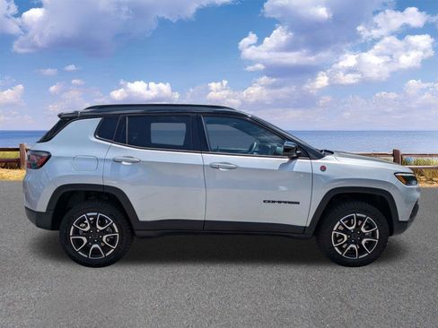 Certified 2025 Jeep Compass Trailhawk w/ Trailhawk Elite Group AWD/4WD image 9