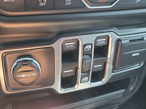 Used 2019 Jeep Wrangler Unlimited Sahara AWD/4WD image 21
