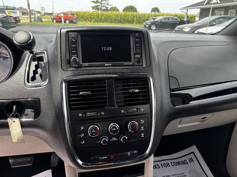 Used 2019 Dodge Grand Caravan SXT FWD image 17