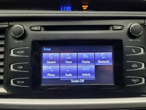 Used 2018 Toyota Highlander LE image 25